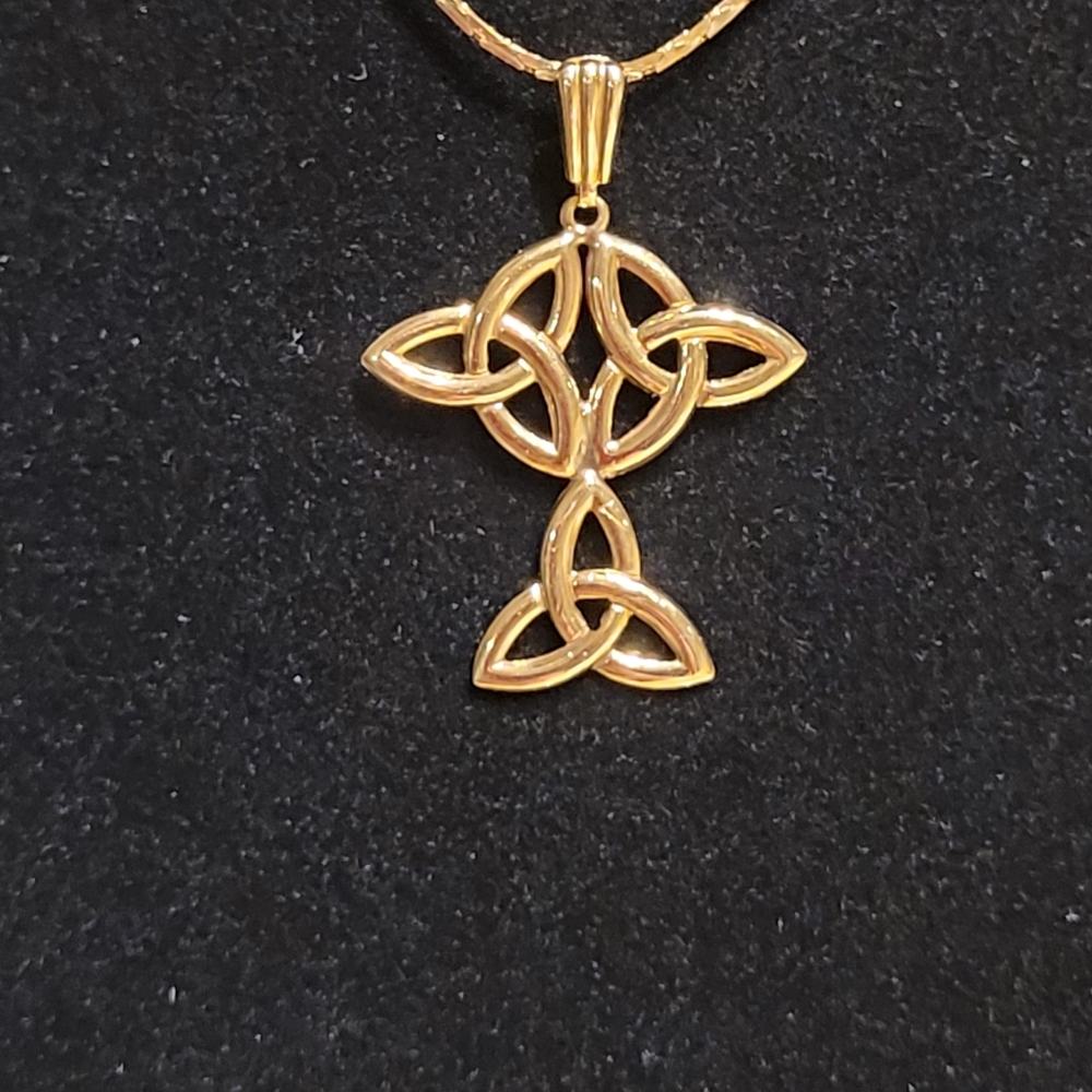 10k Solid Yellow Gold Celtic Knot Pendant, Approx 1.5" Length.